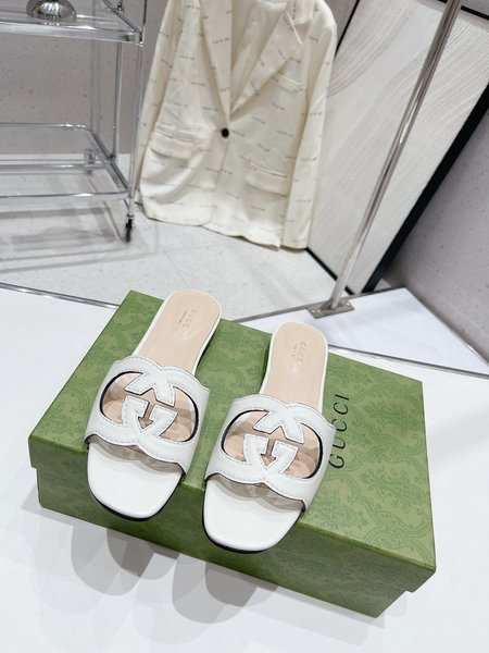 Gucci flip flops sandals