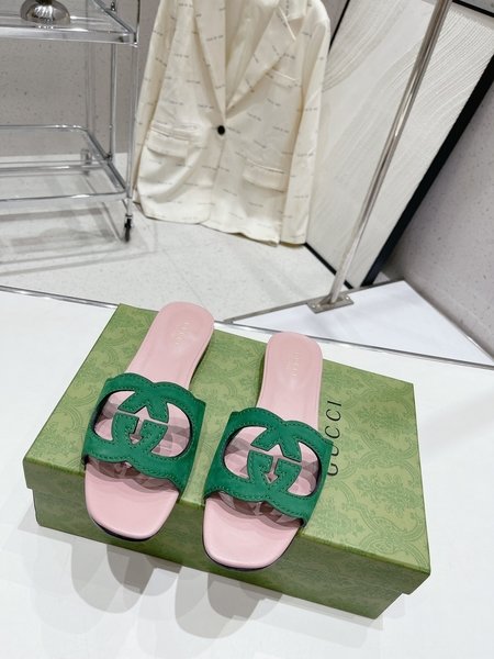 Gucci flip flops sandals