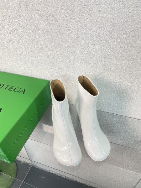 Bottega Veneta Atomic series round heel open hem ankle boots