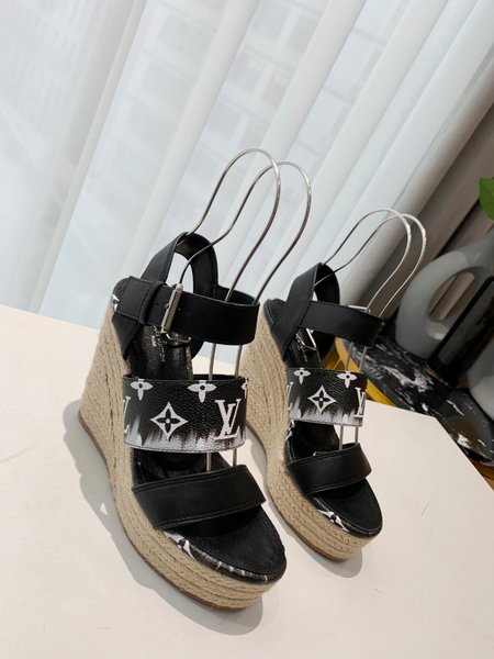 Louis Vuitton Traditional tie-dye process Wedges