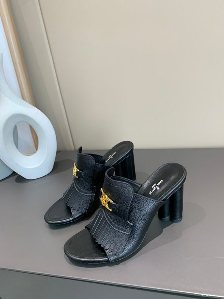 Louis Vuitton Fish mouth fringed sandals 