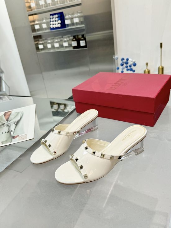 Christian Louboutine Elegant Studded Leather Heels Comfortable Casual Dress Footwear