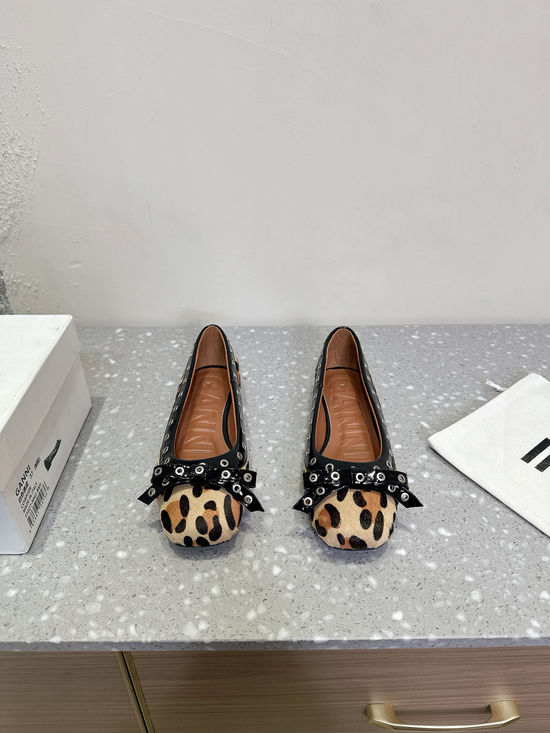 Ganni Classic Retro Leather Mary Jane Flats for Daily Wear