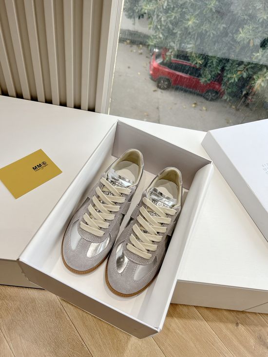 Maison Margiela Soft Leather Casual Training Shoes with Breathable Lining