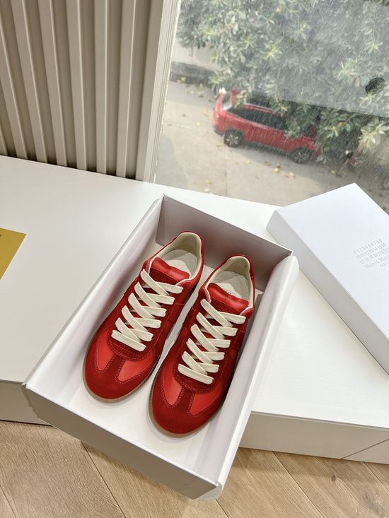 Maison Margiela Soft Leather Casual Training Shoes with Breathable Lining