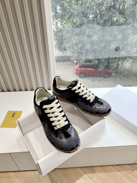 Maison Margiela Soft Leather Casual Training Shoes with Breathable Lining
