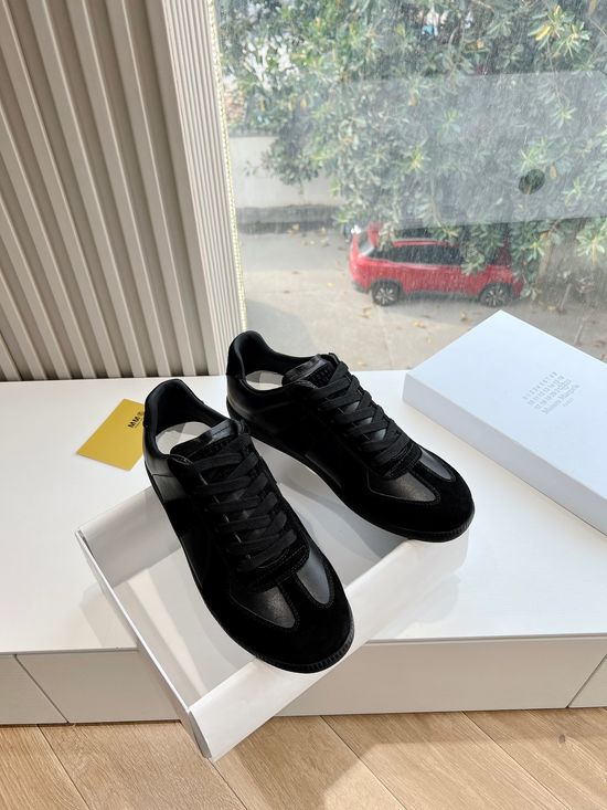 Maison Margiela Soft Leather Casual Training Shoes with Breathable Lining