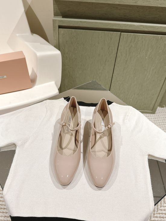 Miu Miu Classic Pointed Toe Leather Mid Heel Dress Shoes