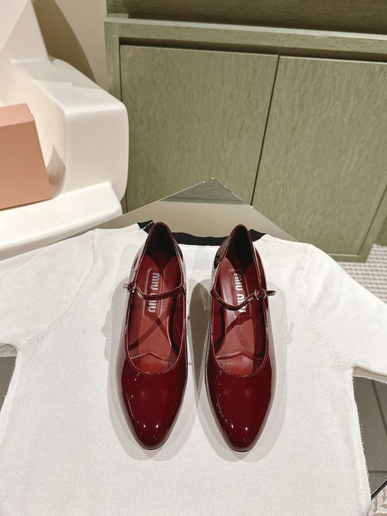 Miu Miu Classic Pointed Toe Leather Mid Heel Dress Shoes