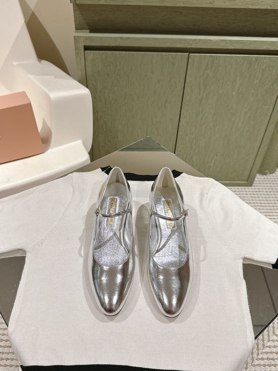 Miu Miu Classic Pointed Toe Leather Mid Heel Dress Shoes