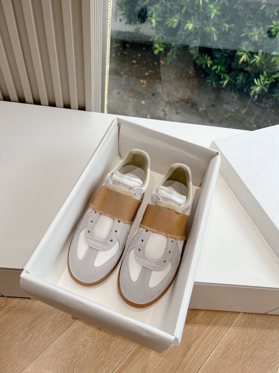 Maison Margiela Soft Leather Casual Training Shoes with Breathable Lining