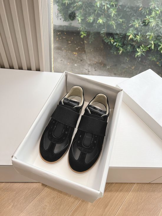 Maison Margiela Soft Leather Casual Training Shoes with Breathable Lining