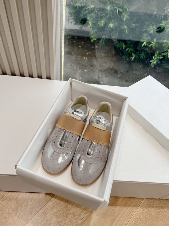 Maison Margiela Soft Leather Casual Training Shoes with Breathable Lining