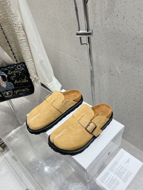 Maison Margiela Stylish Split-Toe Slip-On Sandals for Everyday Wear