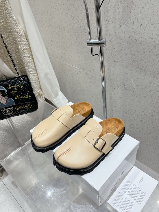 Maison Margiela Stylish Split-Toe Slip-On Sandals for Everyday Wear