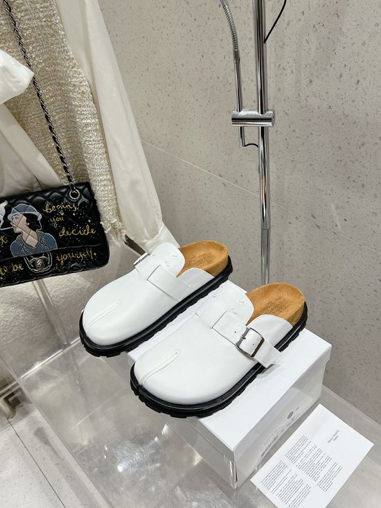 Maison Margiela Stylish Split-Toe Slip-On Sandals for Everyday Wear