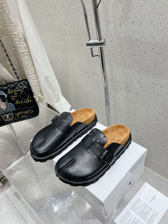 Maison Margiela Stylish Split-Toe Slip-On Sandals for Everyday Wear