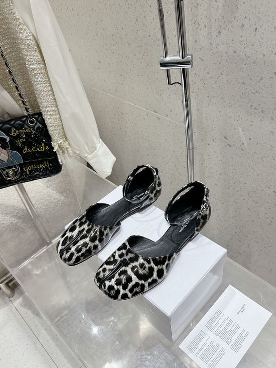 Maison Margiela Leopard Print Leather Split Toe Classic Casual Shoes