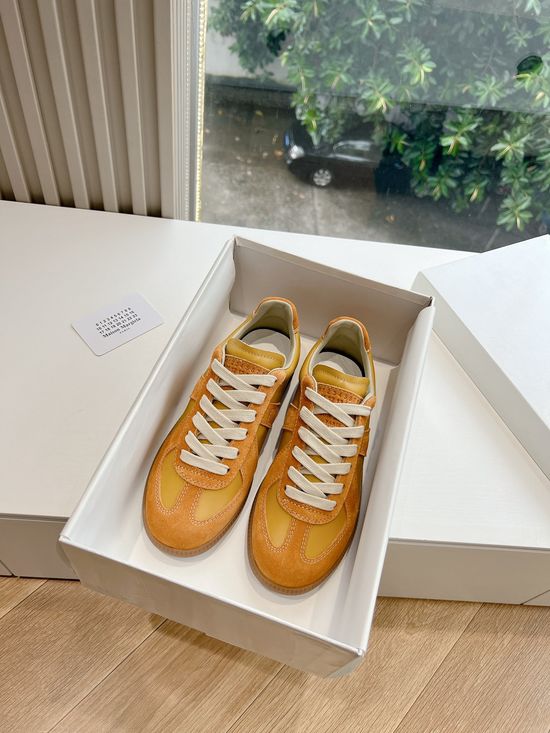 Maison Margiela Soft Leather Casual Training Shoes with Breathable Lining
