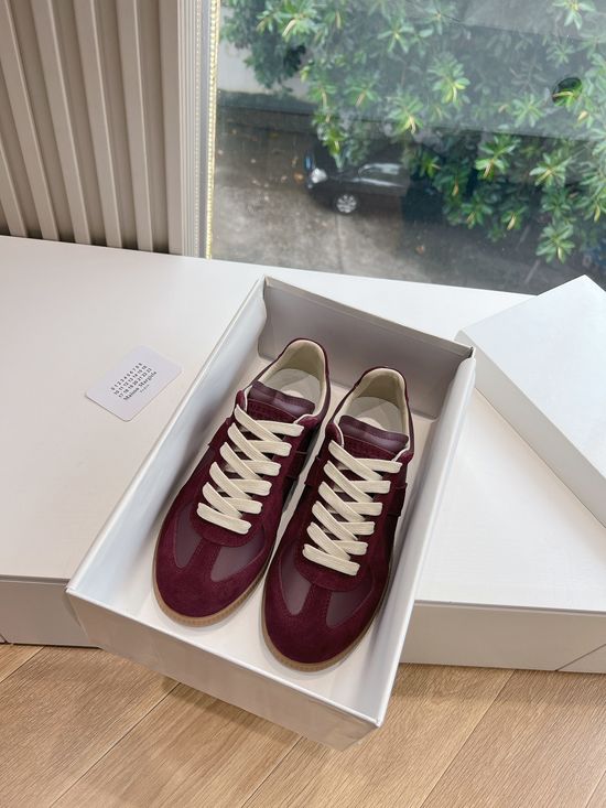 Maison Margiela Soft Leather Casual Training Shoes with Breathable Lining