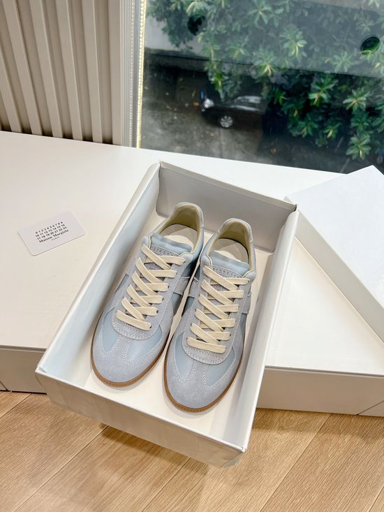 Maison Margiela Soft Leather Casual Training Shoes with Breathable Lining