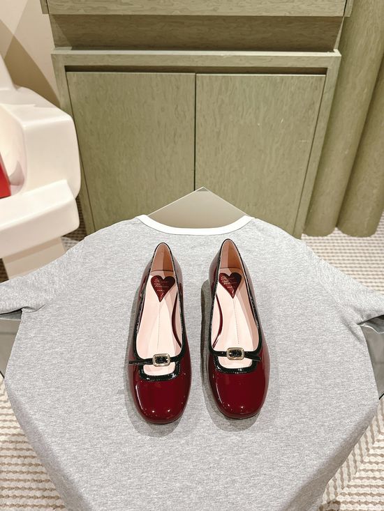 Roger Viver Elegant Patent Leather Round Toe Dress Pumps