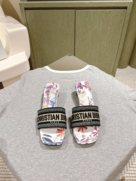 Gucci Embroidered Comfort Slide Sandals with Premium Leather Insole