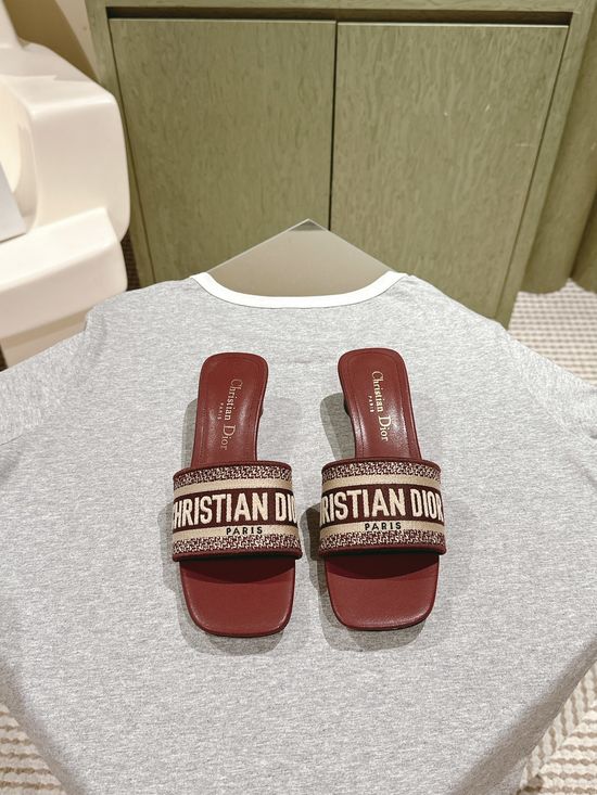 Gucci Embroidered Comfort Slide Sandals with Premium Leather Insole