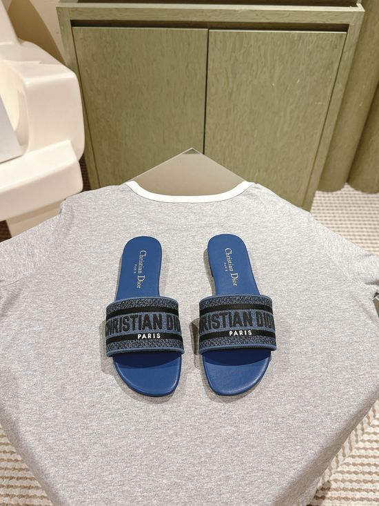 Gucci Embroidered Comfort Slide Sandals with Premium Leather Insole