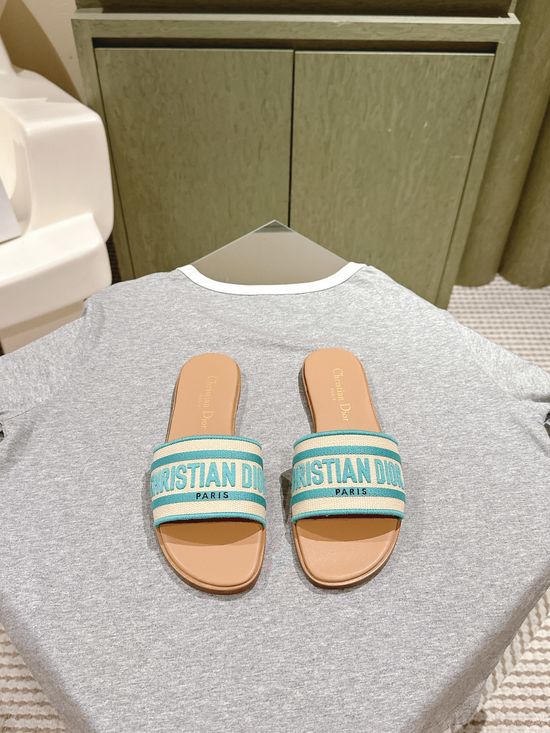 Gucci Embroidered Comfort Slide Sandals with Premium Leather Insole