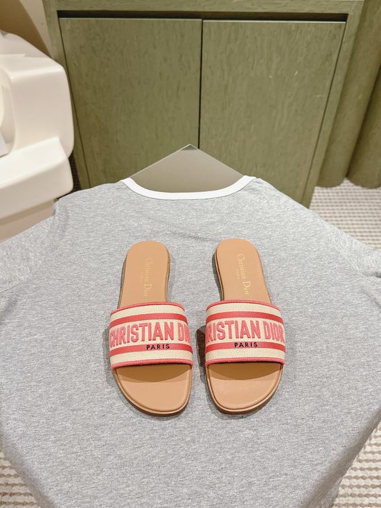 Gucci Embroidered Comfort Slide Sandals with Premium Leather Insole