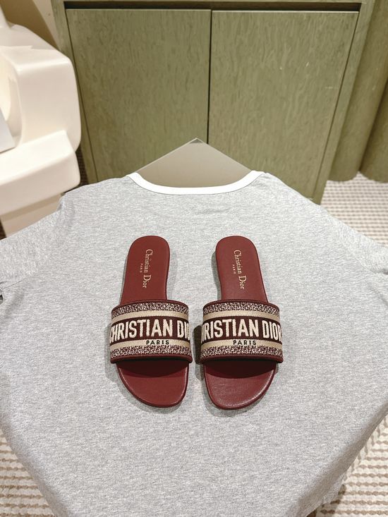 Gucci Embroidered Comfort Slide Sandals with Premium Leather Insole