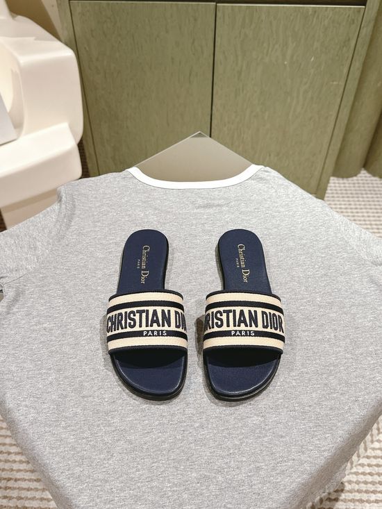 Gucci Embroidered Comfort Slide Sandals with Premium Leather Insole