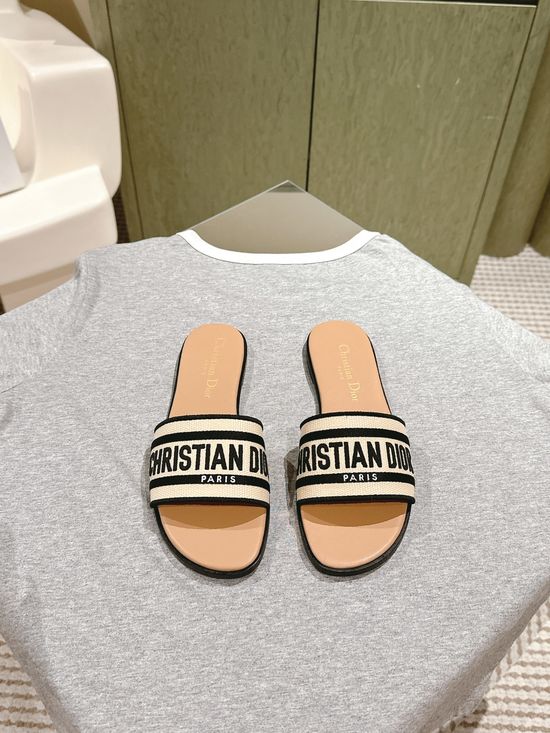 Gucci Embroidered Comfort Slide Sandals with Premium Leather Insole