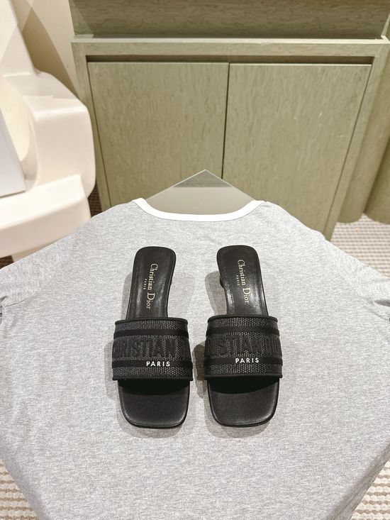 Gucci Embroidered Comfort Slide Sandals with Premium Leather Insole