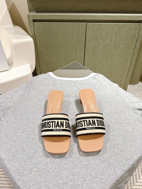 Gucci Embroidered Comfort Slide Sandals with Premium Leather Insole