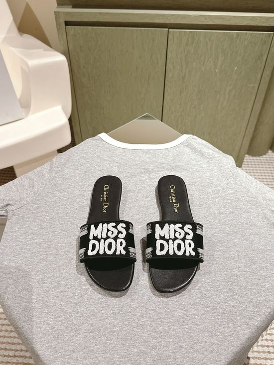 Gucci Embroidered Comfort Slide Sandals with Premium Leather Insole