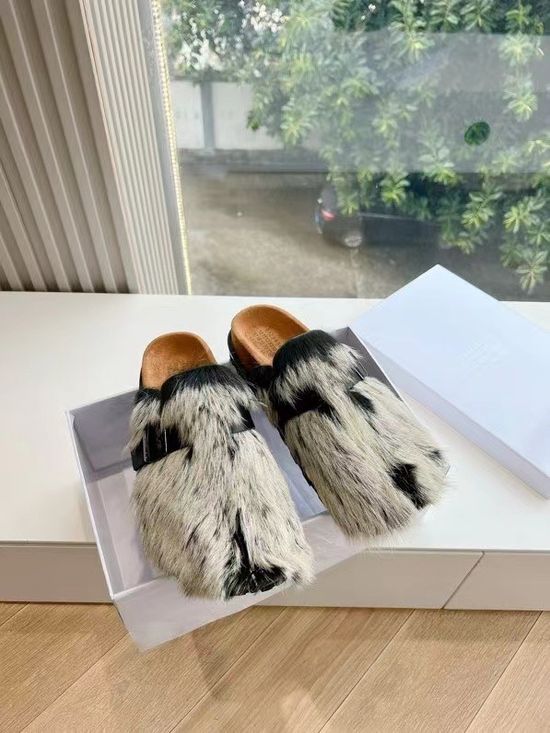 Maison Margiela Cozy Split Toe Fuzzy Slip On Slippers