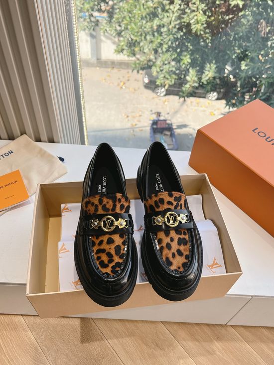 Louis Vuitton Wavy Sole Leather Casual Sneakers with Beaded Laces