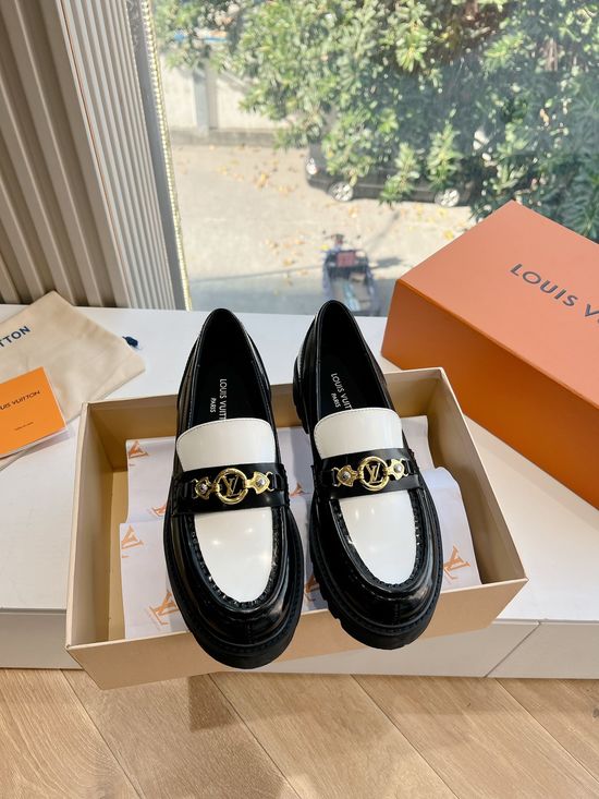 Louis Vuitton Wavy Sole Leather Casual Sneakers with Beaded Laces