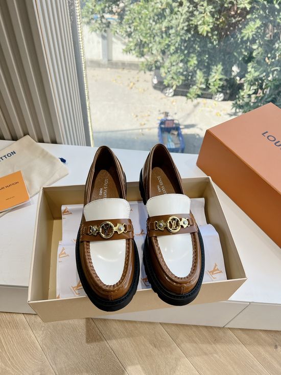 Louis Vuitton Wavy Sole Leather Casual Sneakers with Beaded Laces