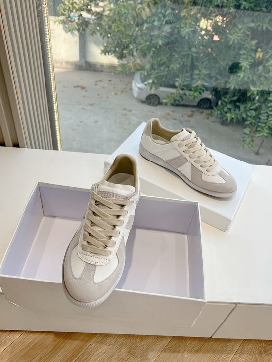 Maison Margiela Soft Leather Casual Training Shoes with Breathable Lining