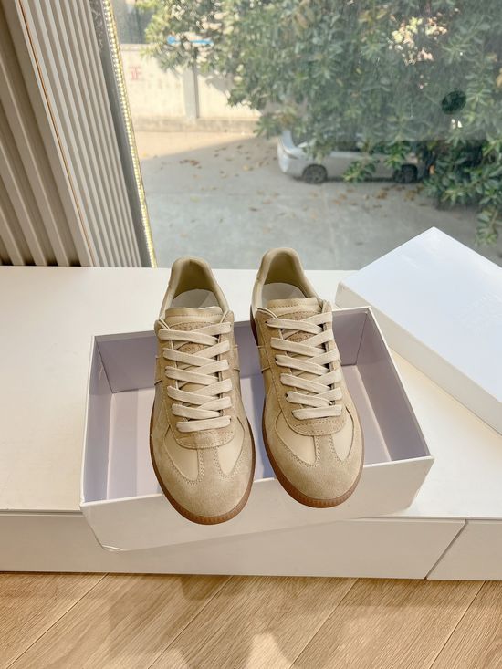 Maison Margiela Soft Leather Casual Training Shoes with Breathable Lining