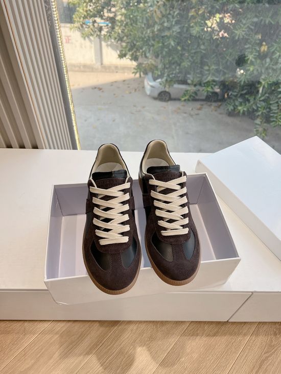 Maison Margiela Soft Leather Casual Training Shoes with Breathable Lining