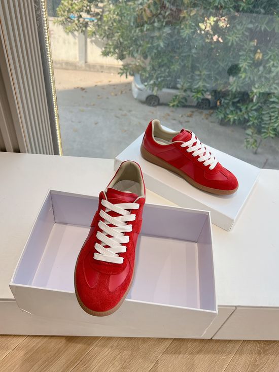 Maison Margiela Soft Leather Casual Training Shoes with Breathable Lining