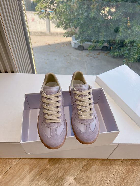 Maison Margiela Soft Leather Casual Training Shoes with Breathable Lining