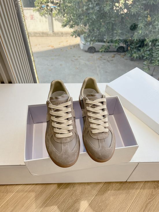 Maison Margiela Soft Leather Casual Training Shoes with Breathable Lining