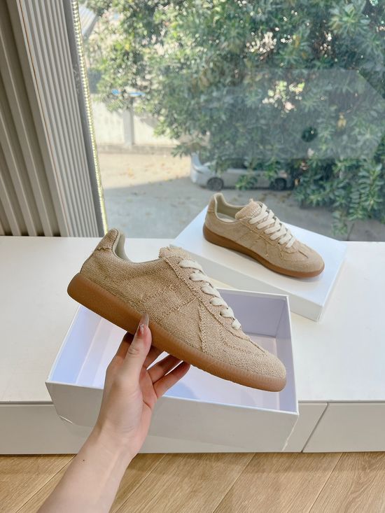 Maison Margiela Soft Leather Casual Training Shoes with Breathable Lining