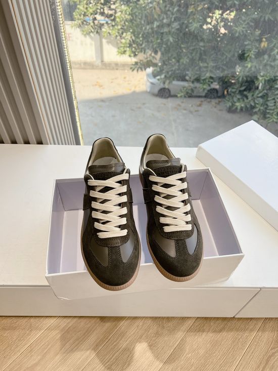 Maison Margiela Soft Leather Casual Training Shoes with Breathable Lining