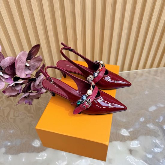 Louis Vuitton Pointed Toe Chain Decor Leather Flats Kitten Heel Sandals